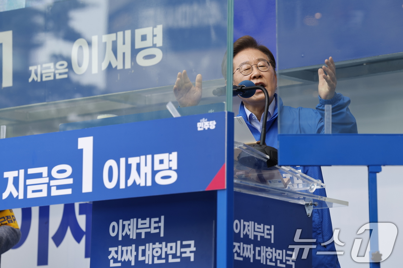 (파주=뉴스1) 안은나 기자 = 이재명 더불어민주당 대통령 후보가 수도권 표심잡기에 나선 20일 오후 경기 파주시 금릉역 중앙광장에서 지지를 호소하고 있다. 2025.5.20/뉴스 …