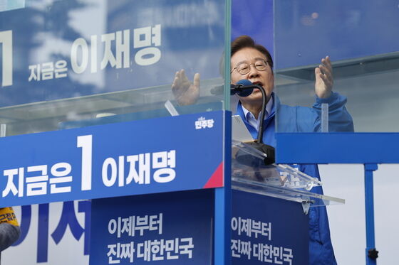 "난 총 맞겠다" vs "소총 반입 제보"…방탄유리 등장한 대선 '설전'