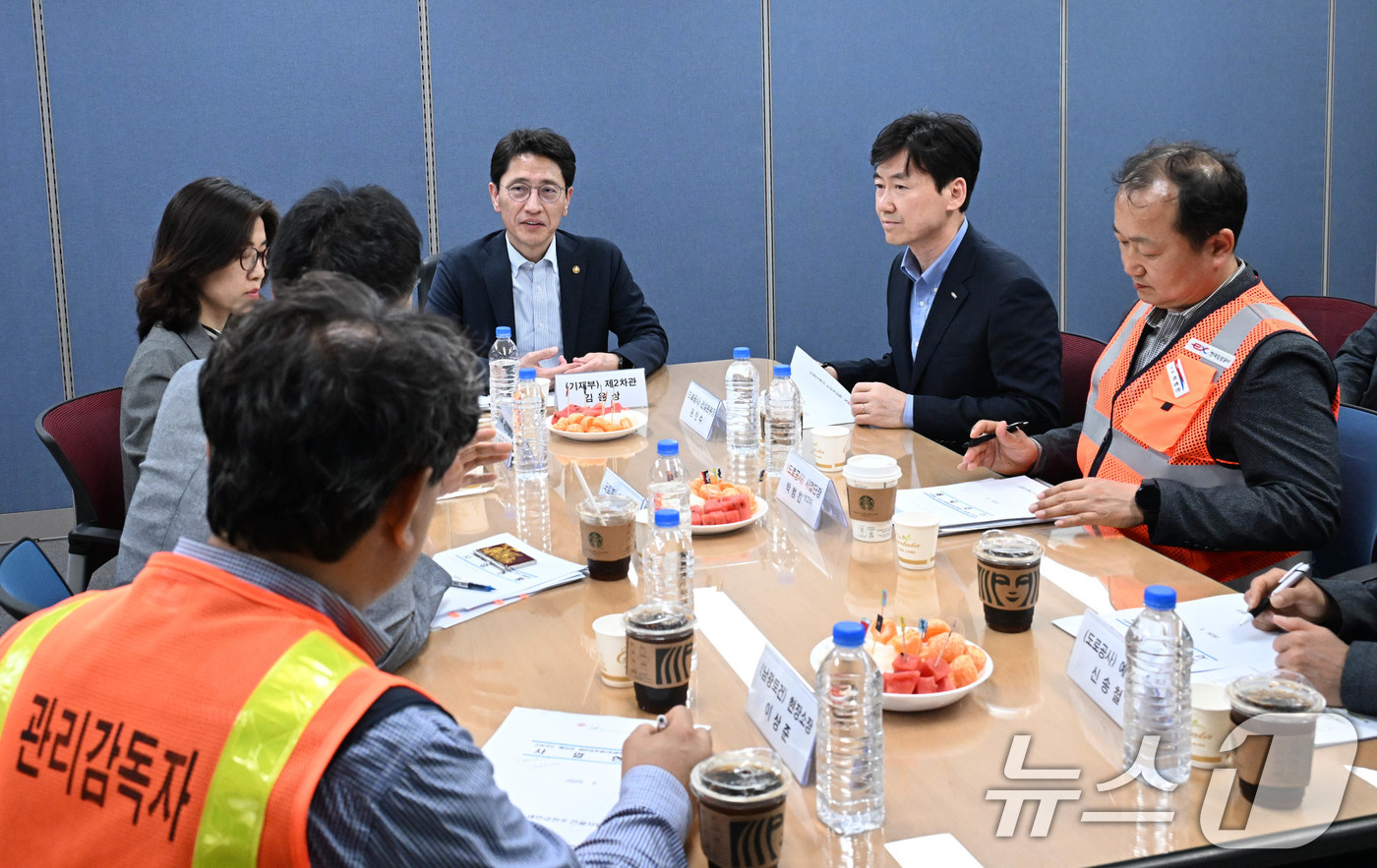 (서울=뉴스1) = 김윤상 기획재정부 차관이 20일 새만금－전주 고속도로 건설현장을 방문해 관계자로부터 도로 추진현황 설명을 듣고 있다. (기획재정부 제공. 재판매 및 DB 금지) …