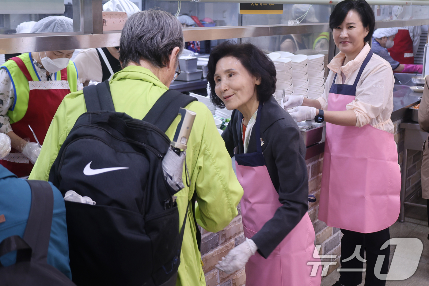 (서울=뉴스1) = 김문수 국민의힘 대통령 후보의 부인 설난영 여사가 20일 서울시립 은평노인종합복지관을 찾아 배식봉사 활동을 하고 있다. (국민의힘 제공. 재판매 및 DB금지) …