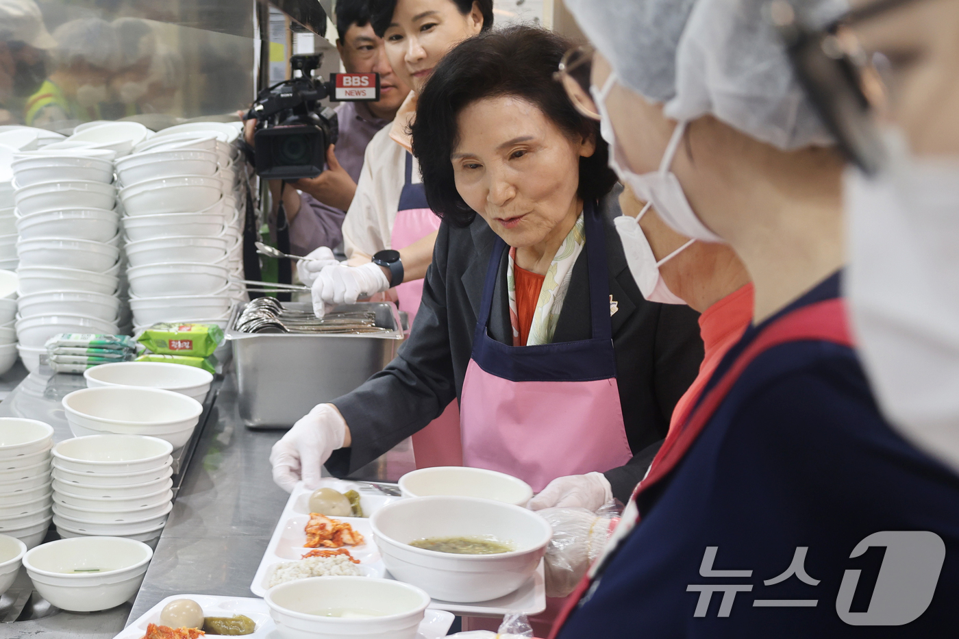 (서울=뉴스1) = 김문수 국민의힘 대통령 후보의 부인 설난영 여사가 20일 서울시립 은평노인종합복지관을 찾아 배식봉사 활동을 하고 있다. (국민의힘 제공. 재판매 및 DB금지) …