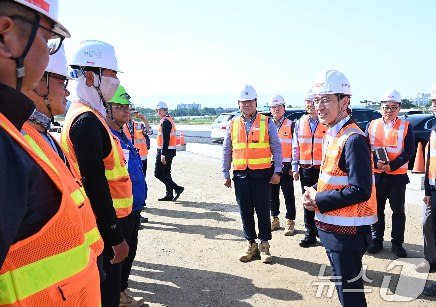 (서울=뉴스1) = 김윤상 기획재정부 차관이 20일 새만금-전주 고속도로 건설현장을 방문해 작업자들과 대화하며 안전을 당부하고 있다. (기획재정부 제공. 재판매 및 DB 금지) 2 …