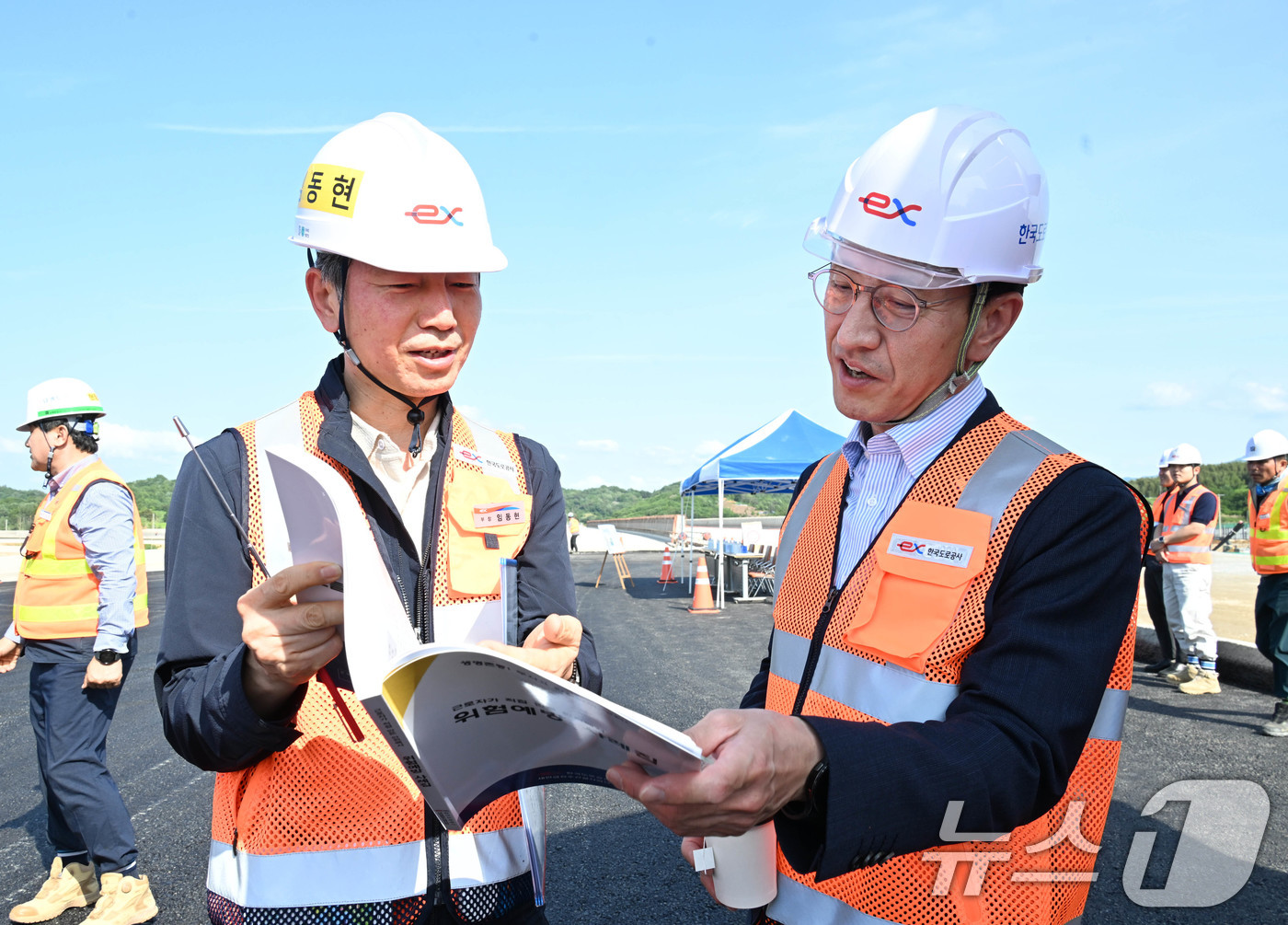 (서울=뉴스1) = 김윤상 기획재정부 차관이 20일 새만금-전주 고속도로 건설현장을 방문해 4공구 현장（완주군 이서면 이서분기점을 시찰하며 관계자의 설명을 듣고 있다. (기획재정부 …