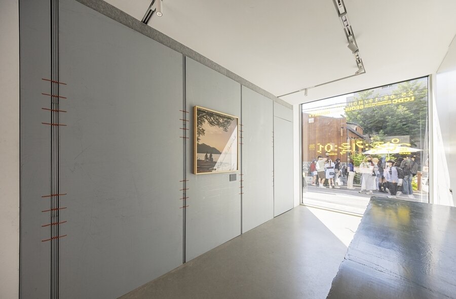 본문 이미지 - 박정민이 LCDC SEOUL와 함께 북토크쇼와 전시회를 선보인다. 김금희의 신작 '첫여름, 완주' 전시 전경. (SJ그룹 제공)