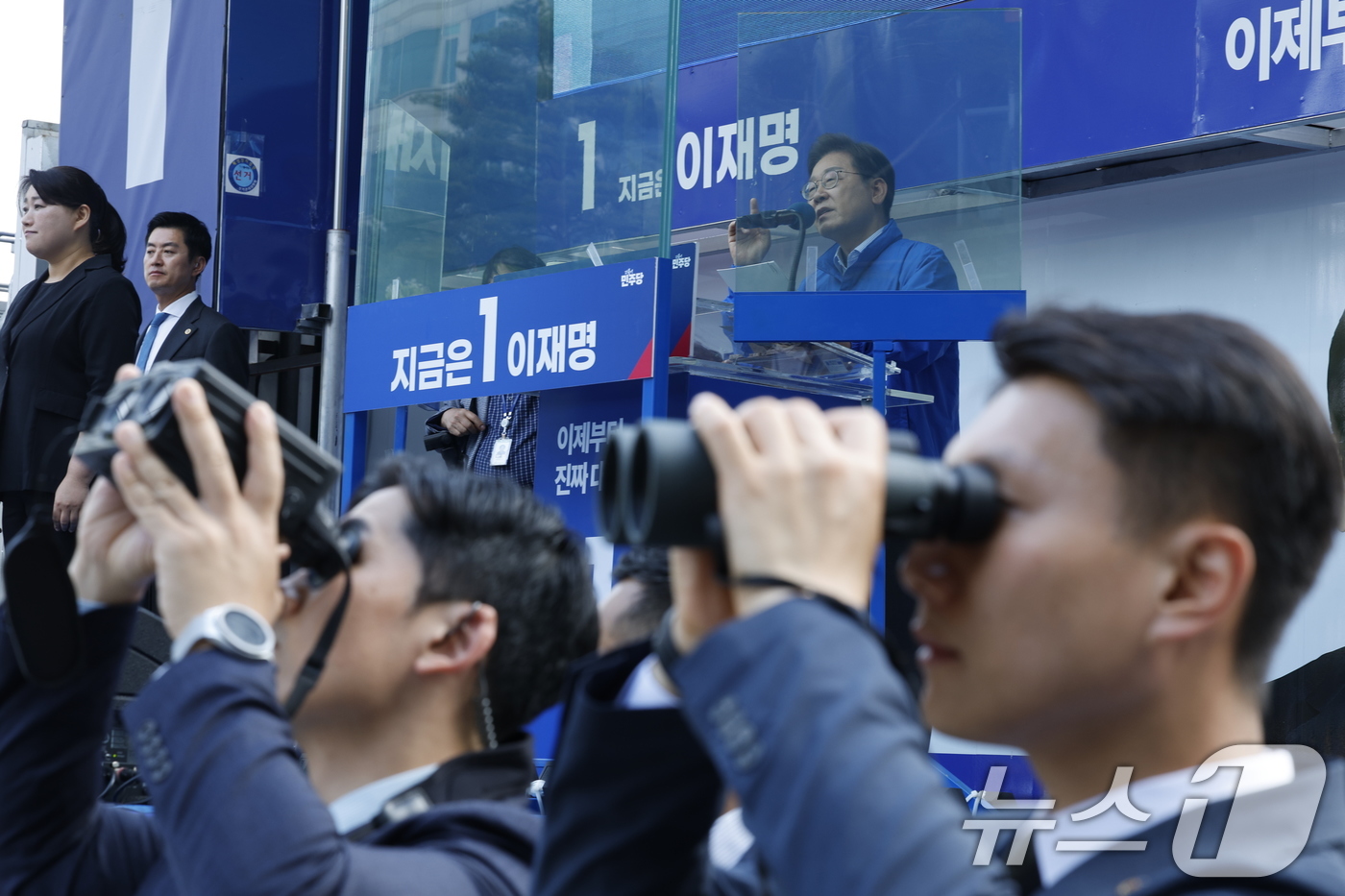 (파주=뉴스1) 안은나 기자 = 이재명 더불어민주당 대통령 후보가 수도권 표심잡기에 나선 20일 오후 경기 파주시 금릉역 중앙광장에서 지지를 호소하고 있다. 2025.5.20/뉴스 …