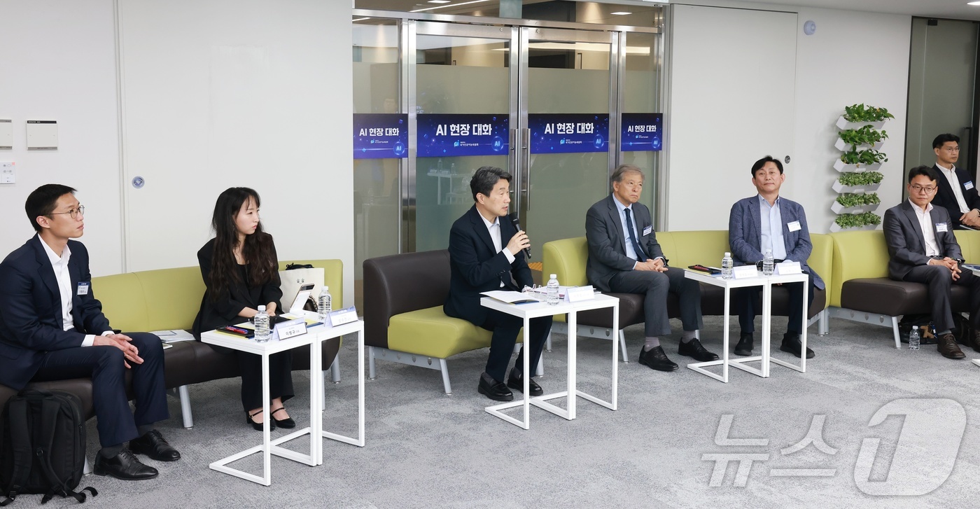 (서울=뉴스1) 임세영 기자 = 이주호 대통령 권한대행 부총리 겸 교육부 장관이 20일 서울 중구 한국재정정보원에서 열린 국가인공지능위원회 현장소통 간담회에서 발언하고 있다.  ( …