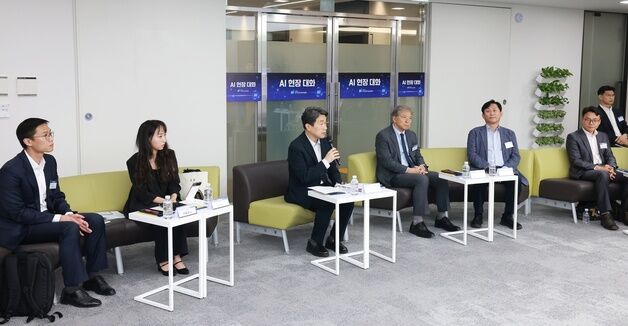 국가인공지능위원회 현장소통 간담회 갖는 이주호 권한대행