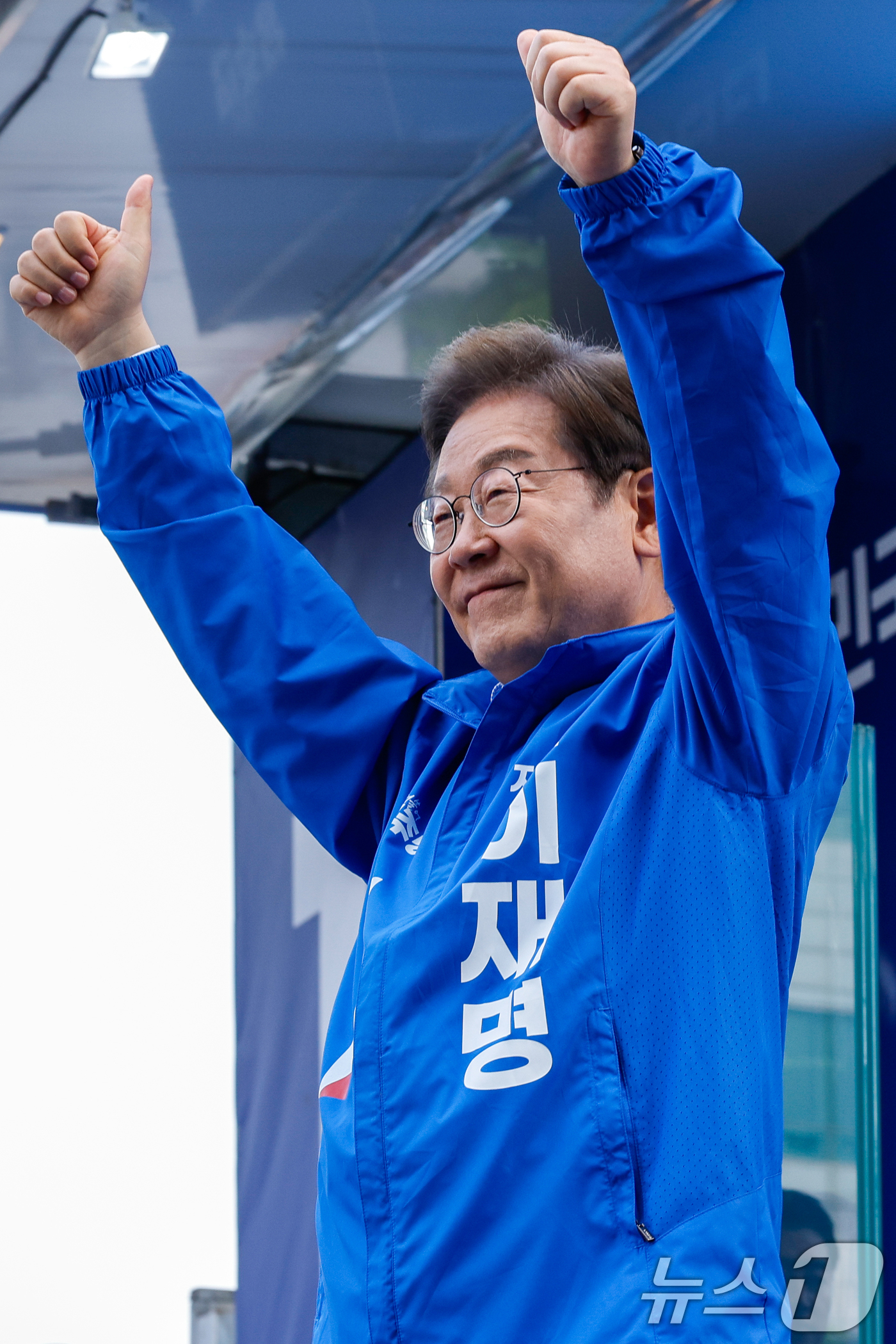 (파주=뉴스1) 안은나 기자 = 이재명 더불어민주당 대통령 후보가 수도권 표심잡기에 나선 20일 오후 경기 파주시 금릉역 중앙광장에서 유세를 마친 뒤 인사하고 있다. 2025.5. …