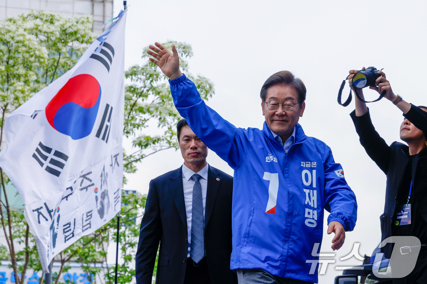 (파주=뉴스1) 안은나 기자 = 이재명 더불어민주당 대통령 후보가 수도권 표심잡기에 나선 20일 오후 경기 파주시 금릉역 중앙광장에서 유세를 마친 뒤 인사하고 있다. 2025.5. …