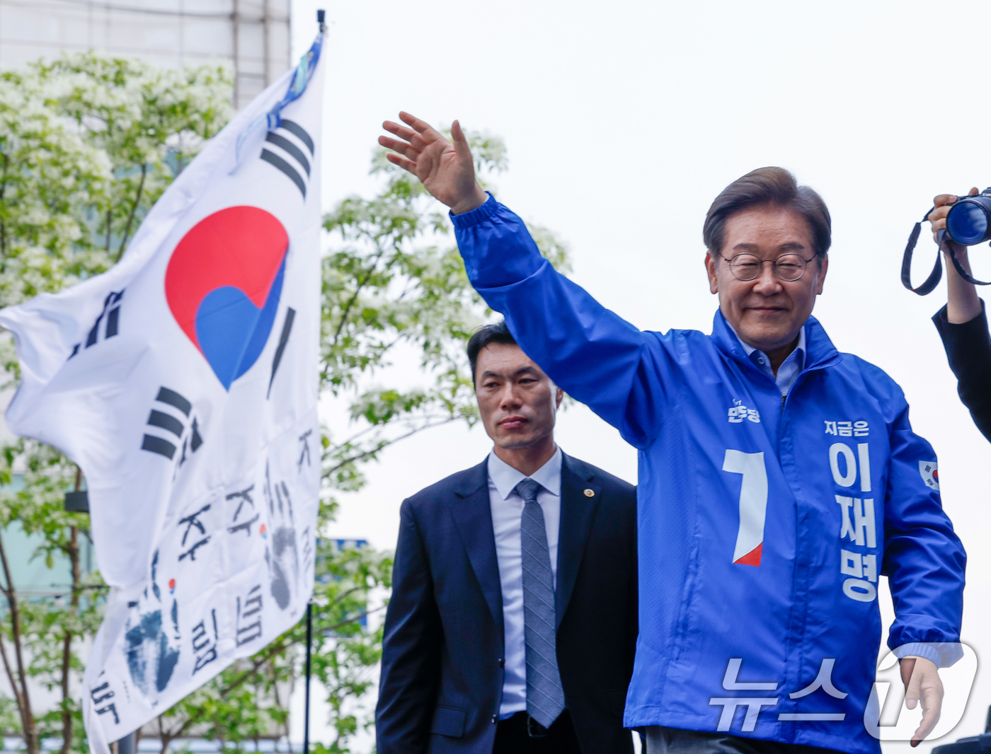 (파주=뉴스1) 안은나 기자 = 이재명 더불어민주당 대통령 후보가 수도권 표심잡기에 나선 20일 오후 경기 파주시 금릉역 중앙광장에서 유세를 마친 뒤 인사하고 있다. 2025.5. …