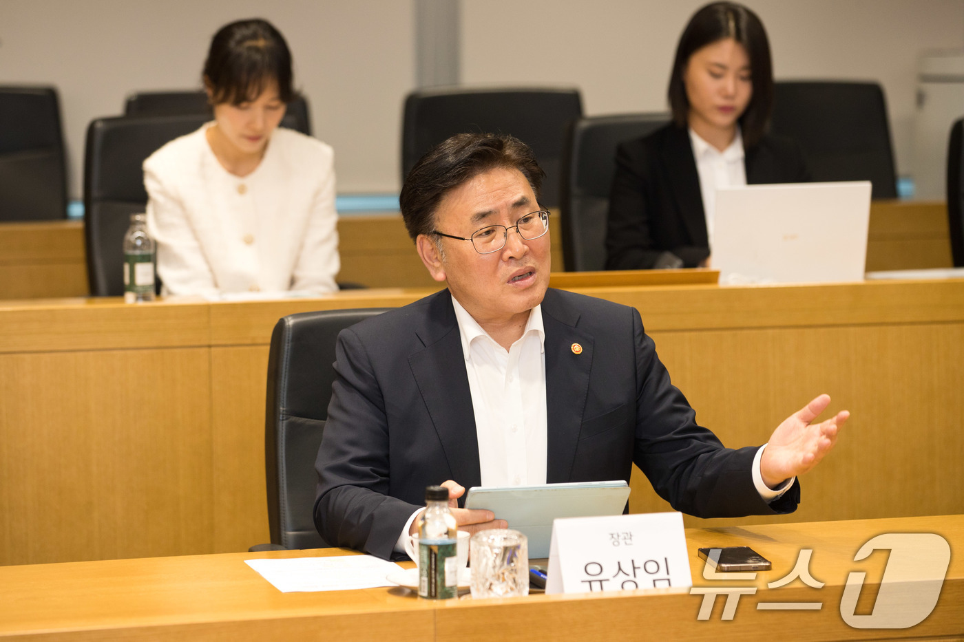 (서울=뉴스1) = 유상임 과학기술정보통신부 장관이 20일 서울 강서구 LG사이언스파크 LG이노텍 마곡 R&D캠퍼스를 방문해 ICT 수출기업의 현장 애로를 청취하며 통상환경 변화 …