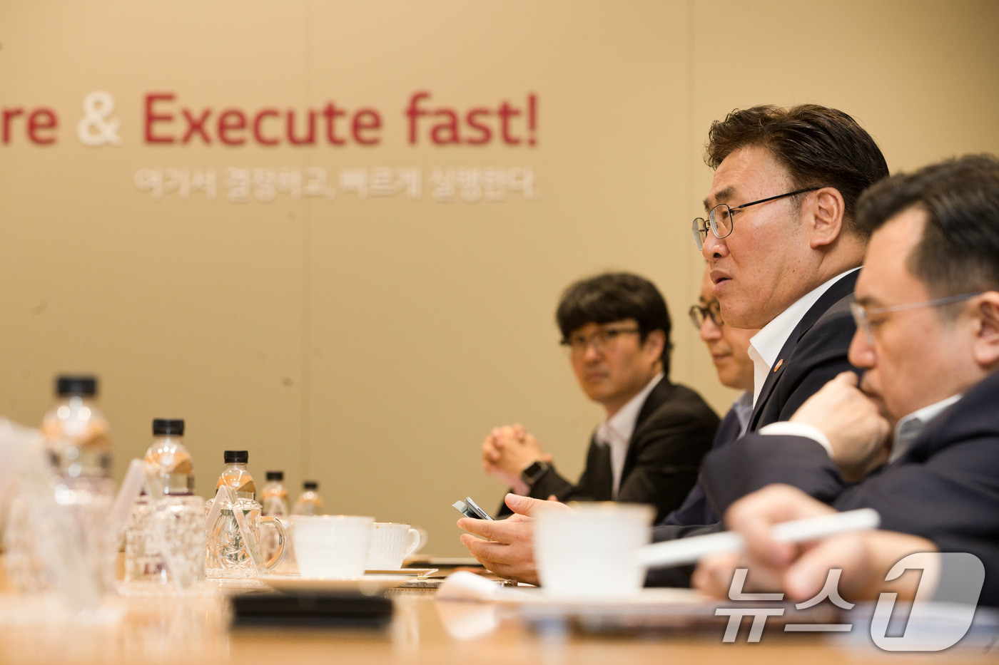 (서울=뉴스1) = 유상임 과학기술정보통신부 장관이 20일 서울 강서구 LG사이언스파크 LG이노텍 마곡 R&D캠퍼스를 방문해 ICT 수출기업의 현장 애로를 청취하며 통상환경 변화 …