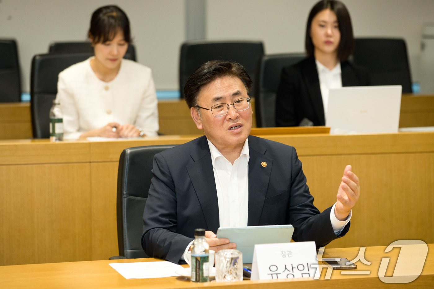 (서울=뉴스1) = 유상임 과학기술정보통신부 장관이 20일 서울 강서구 LG사이언스파크 LG이노텍 마곡 R&D캠퍼스를 방문해 ICT 수출기업의 현장 애로를 청취하며 통상환경 변화 …