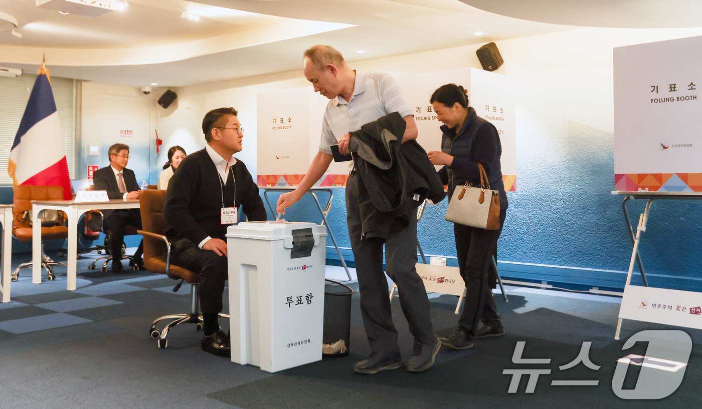 (파리=뉴스1) 이준성 기자 = 제21대 대통령선거 재외국민 투표 첫날인 20일(현지시간), 프랑스 파리 16구 주프랑스한국대사관 영사부에 설치된 투표소에서 유권자들이 소중한 한 …