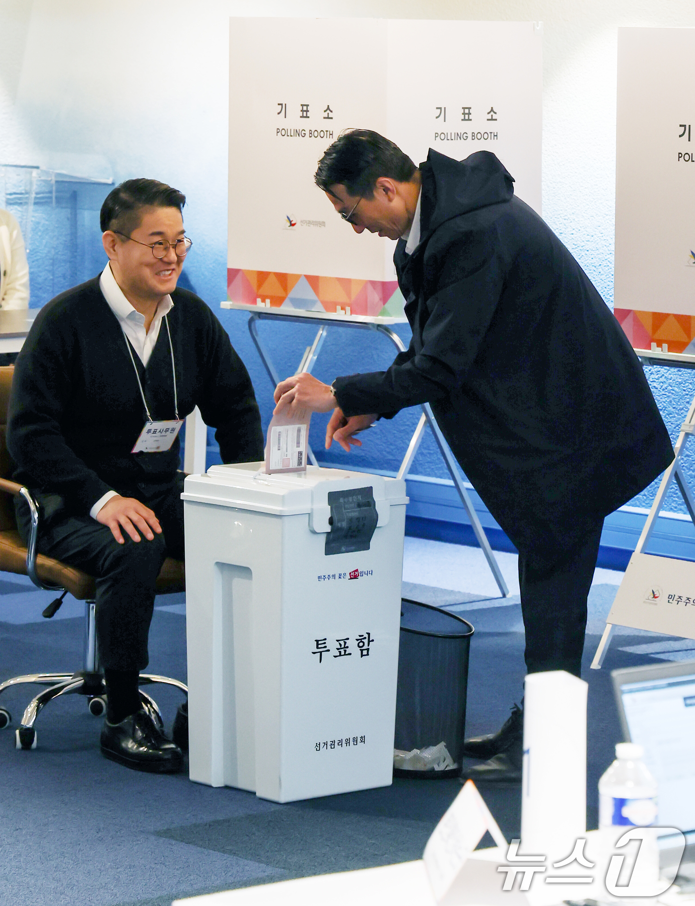 (파리=뉴스1) 이준성 기자 = 제21대 대통령선거 재외국민 투표 첫날인 20일(현지시간), 프랑스 파리 16구 주프랑스한국대사관 영사부에 설치된 투표소에서 유권자들이 소중한 한 …