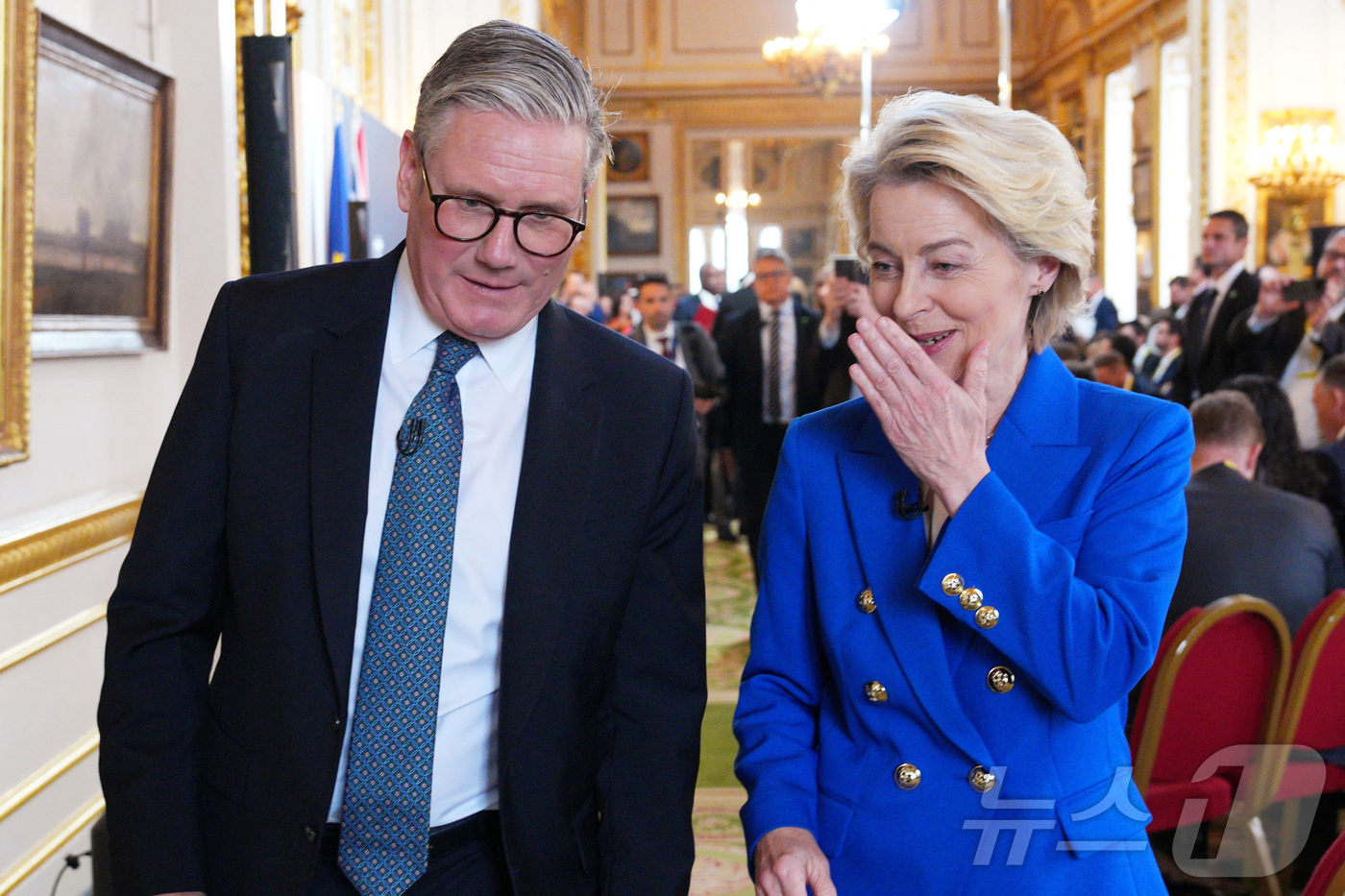 (런던 로이터=뉴스1) 이지예 객원기자 = 키어 스타머 영국 총리(왼쪽)와 우르줄라 폰데어라이엔 EU 집행위원장이 19일(현지시간) 런던 랭커스터 하우스에서 열린 영국-EU 정상회 …