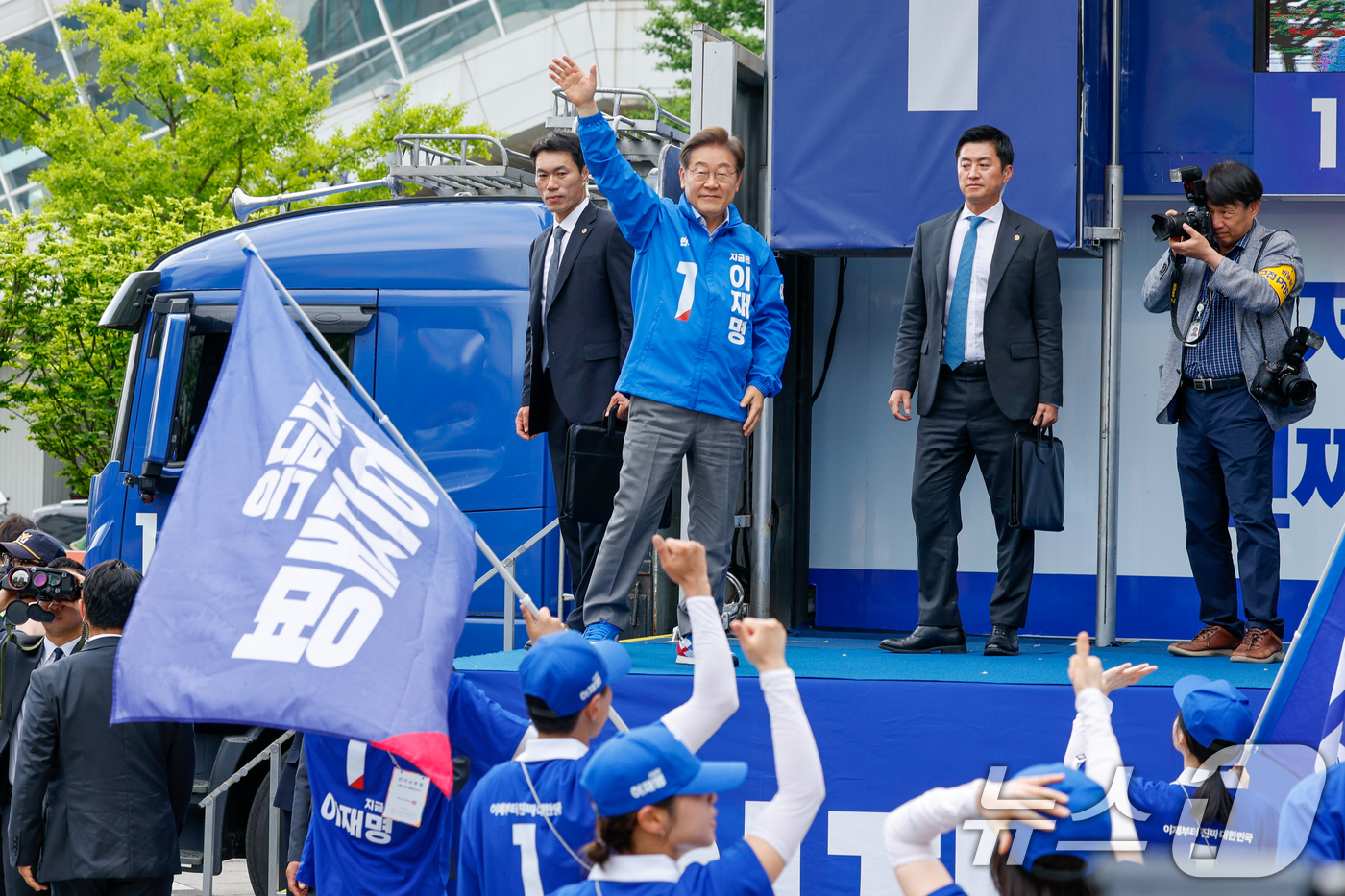 (파주=뉴스1) 안은나 기자 = 이재명 더불어민주당 대통령 후보가 수도권 표심잡기에 나선 20일 오후 경기 파주시 금릉역 중앙광장을 찾아 유세에 앞서 인사하고 있다. 2025.5. …