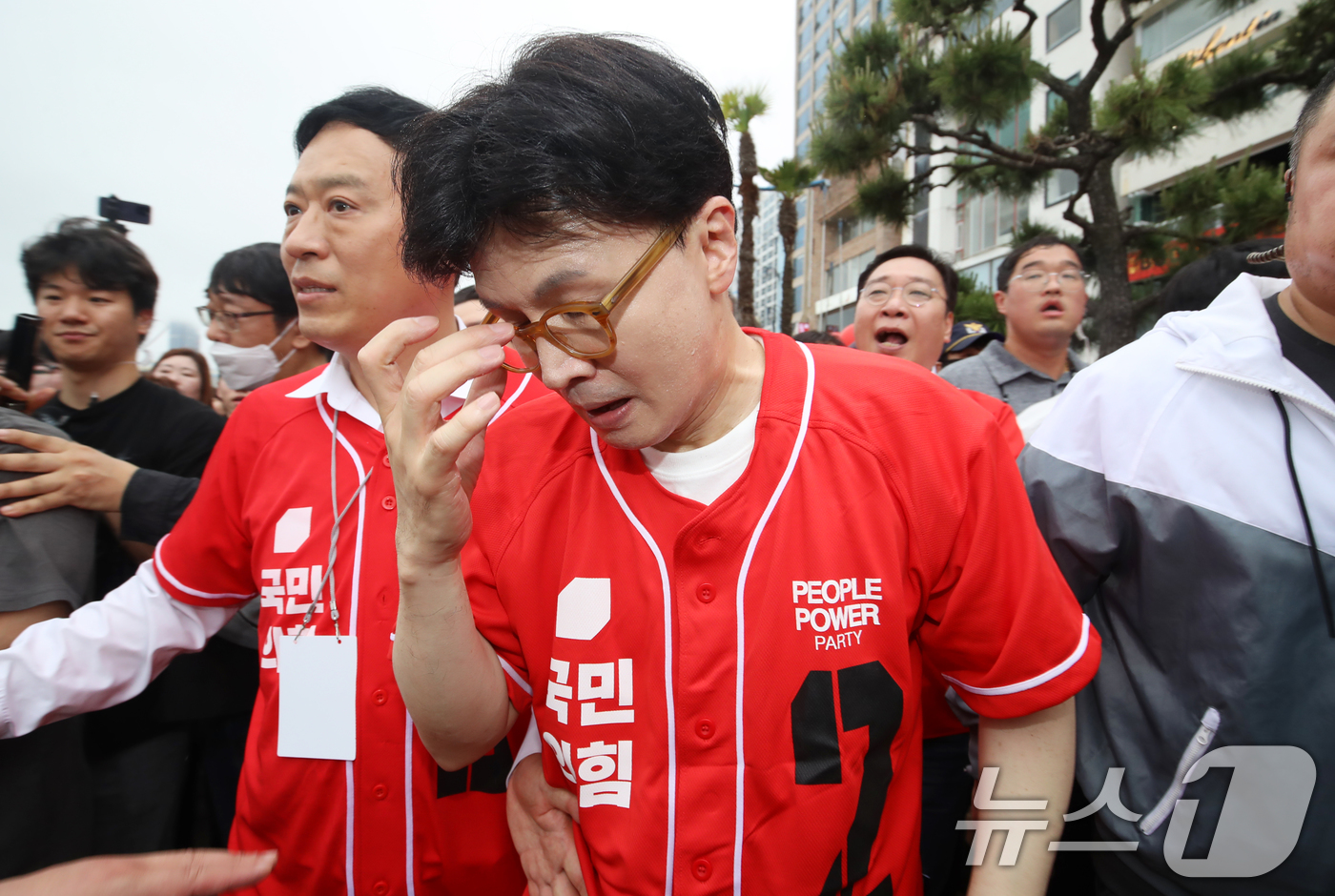 (부산=뉴스1) 윤일지 기자 = 한동훈 전 국민의힘 대표가 20일 오후 부산 수영구 광안리해수욕장에서 김문수 대통령 후보 지원 유세를 하고 있다. 2025.5.20/뉴스1
