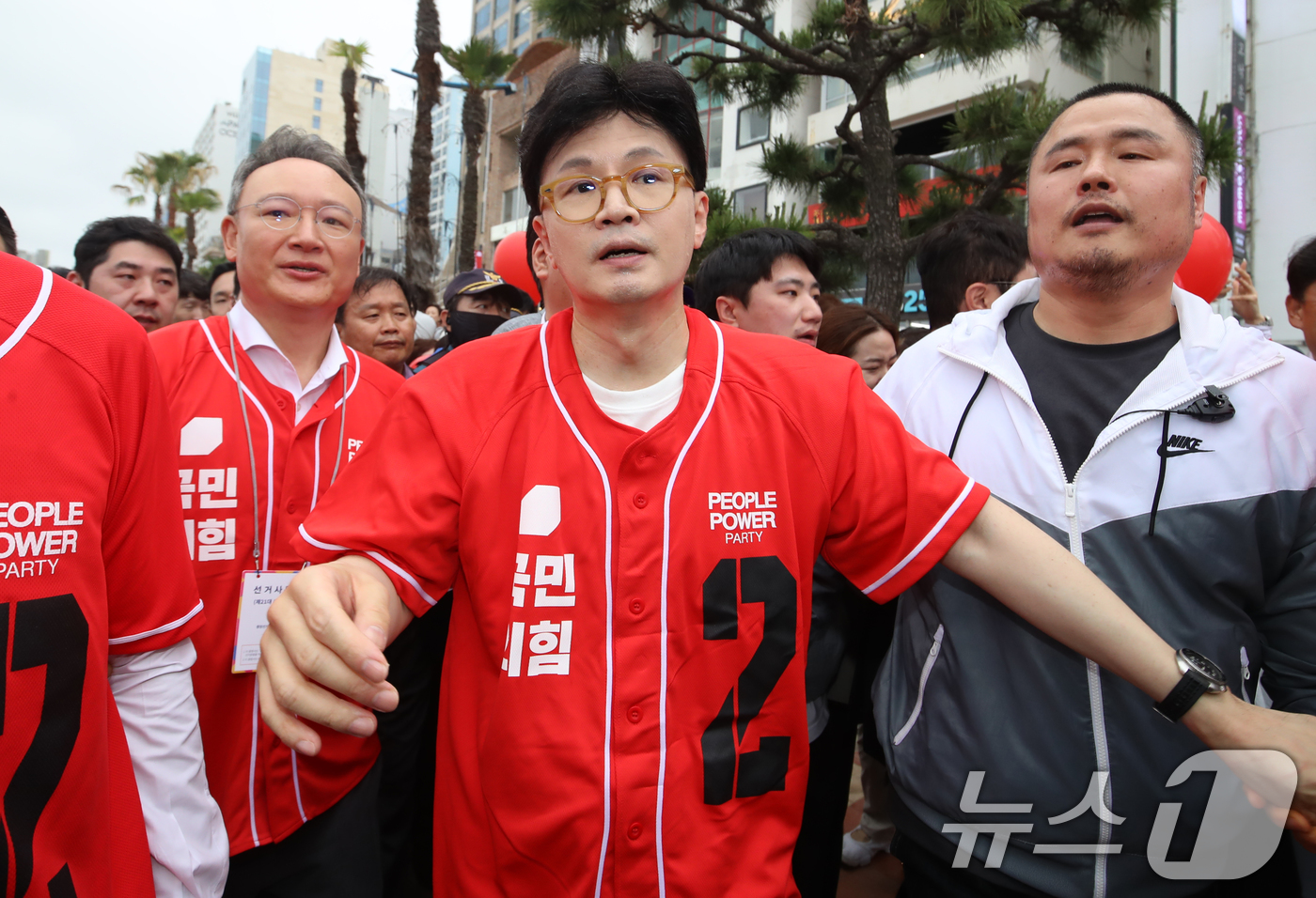 (부산=뉴스1) 윤일지 기자 = 한동훈 전 국민의힘 대표가 20일 오후 부산 수영구 광안리해수욕장에서 김문수 국민의힘 대통령 후보 지원 유세를 하고 있다. 2025.5.20/뉴스1 …