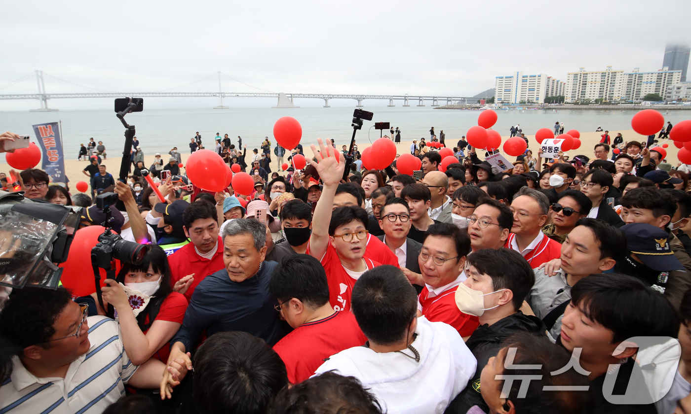 (부산=뉴스1) 윤일지 기자 = 한동훈 전 국민의힘 대표가 20일 오후 부산 수영구 광안리해수욕장에서 김문수 국민의힘 대통령 후보 지원 유세를 하고 있다. 2025.5.20/뉴스1 …