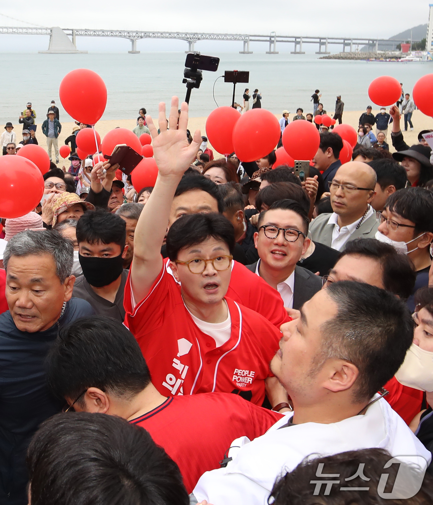 (부산=뉴스1) 윤일지 기자 = 한동훈 전 국민의힘 대표가 20일 오후 부산 수영구 광안리해수욕장에서 김문수 국민의힘 대통령 후보 지원 유세를 하고 있다. 2025.5.20/뉴스1 …