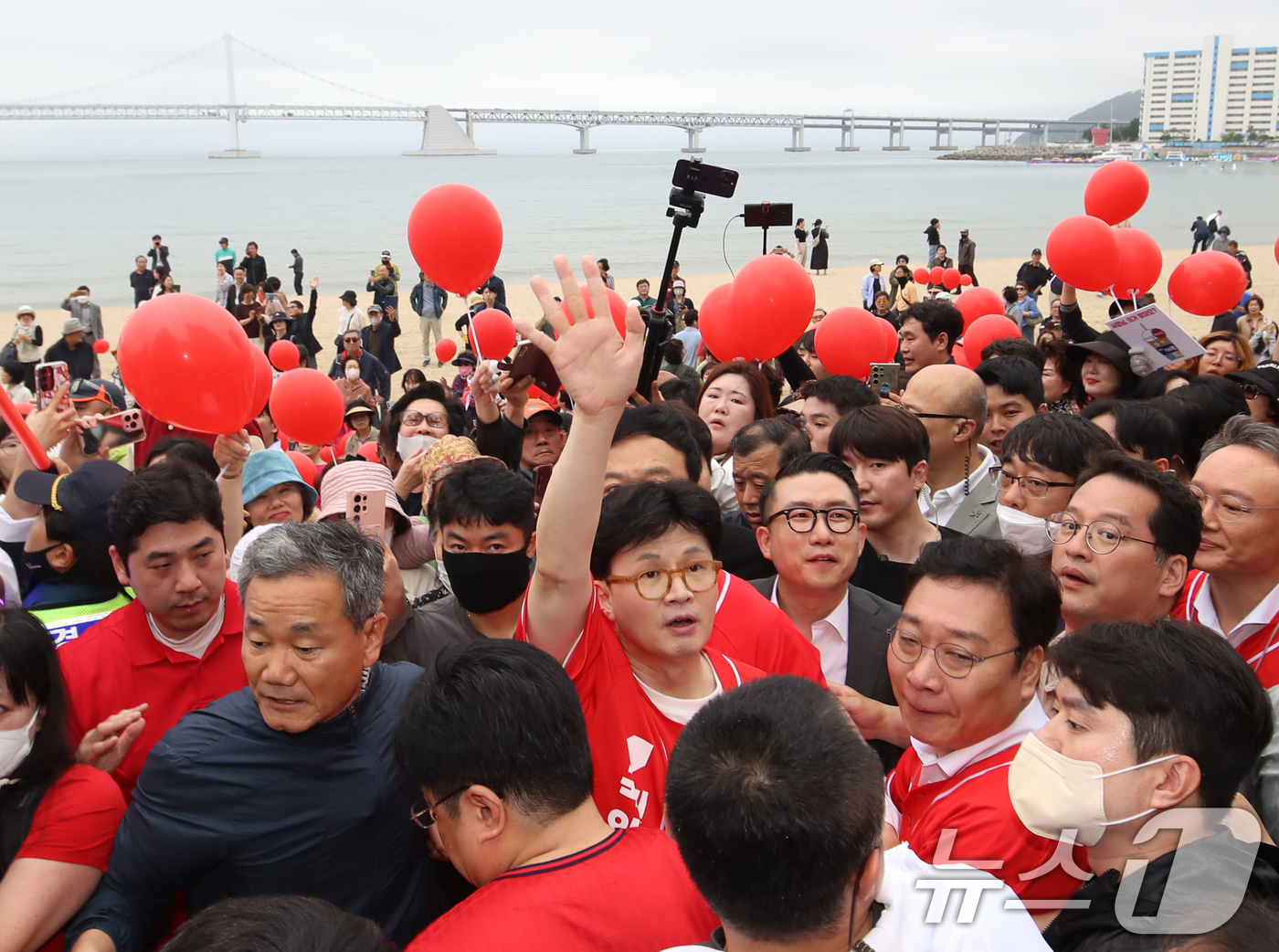(부산=뉴스1) 윤일지 기자 = 한동훈 전 국민의힘 대표가 20일 오후 부산 수영구 광안리해수욕장에서 김문수 국민의힘 대통령 후보 지원 유세를 하고 있다. 2025.5.20/뉴스1 …