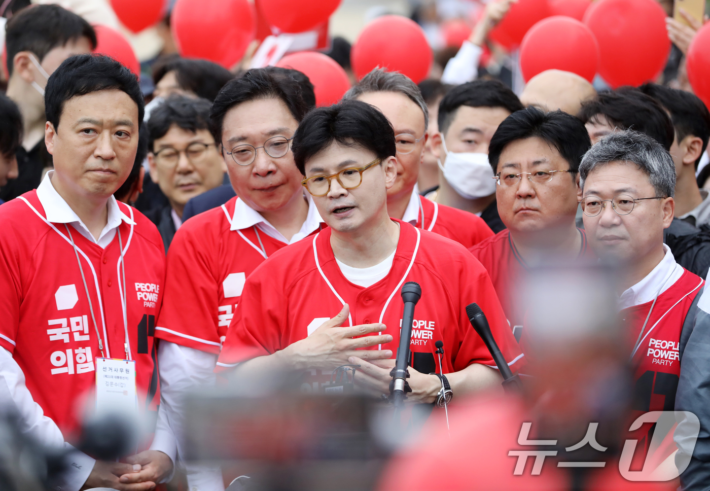 (부산=뉴스1) 윤일지 기자 = 한동훈 전 국민의힘 대표가 20일 오후 부산 수영구 광안리해수욕장에서 김문수 국민의힘 대통령 후보 지원 유세에 나선 가운데 언론 브리핑을 하고 있다 …