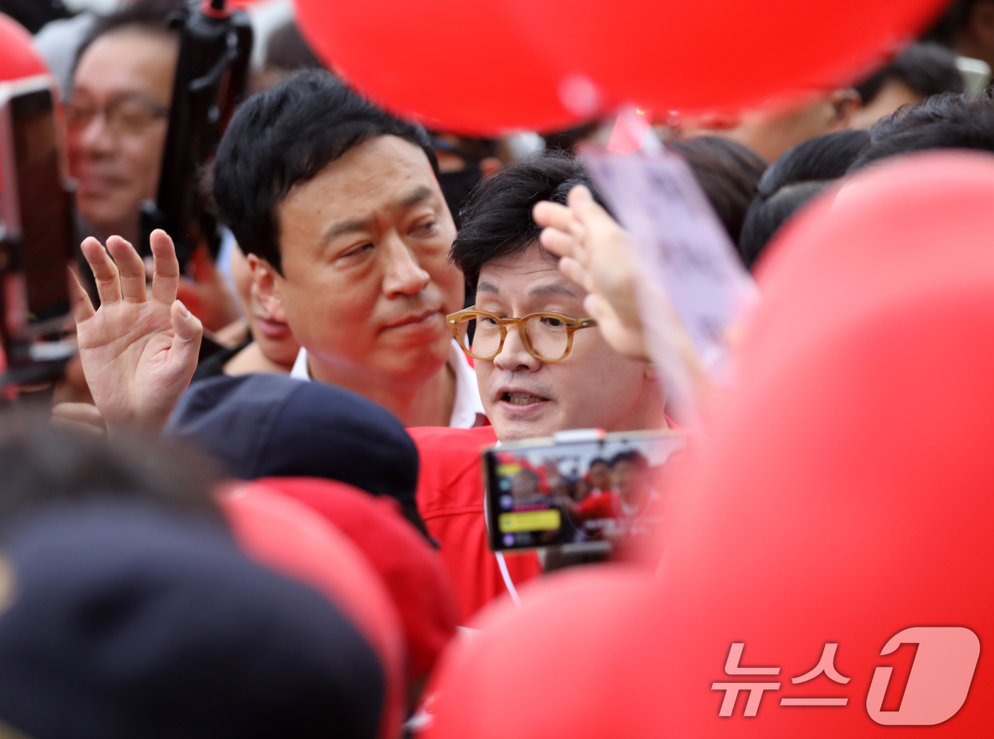 (부산=뉴스1) 윤일지 기자 = 한동훈 전 국민의힘 대표가 20일 오후 부산 수영구 광안리해수욕장에서 김문수 국민의힘 대통령 후보 지원 유세를 하고 있다. 2025.5.20/뉴스1 …