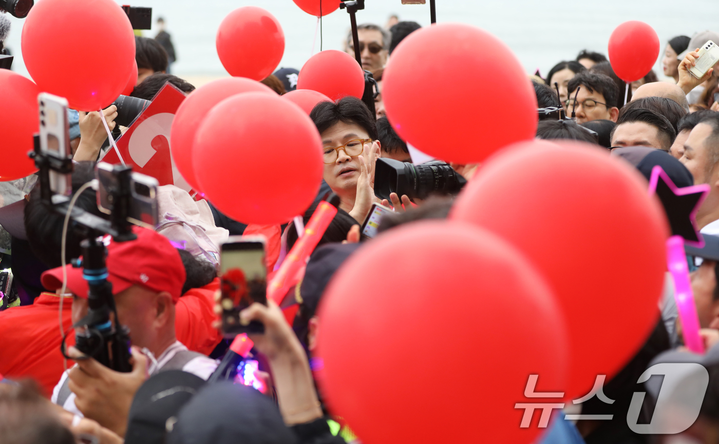 (부산=뉴스1) 윤일지 기자 = 한동훈 전 국민의힘 대표가 20일 오후 부산 수영구 광안리해수욕장에서 김문수 국민의힘 대통령 후보 지원 유세를 하고 있다. 2025.5.20/뉴스1 …