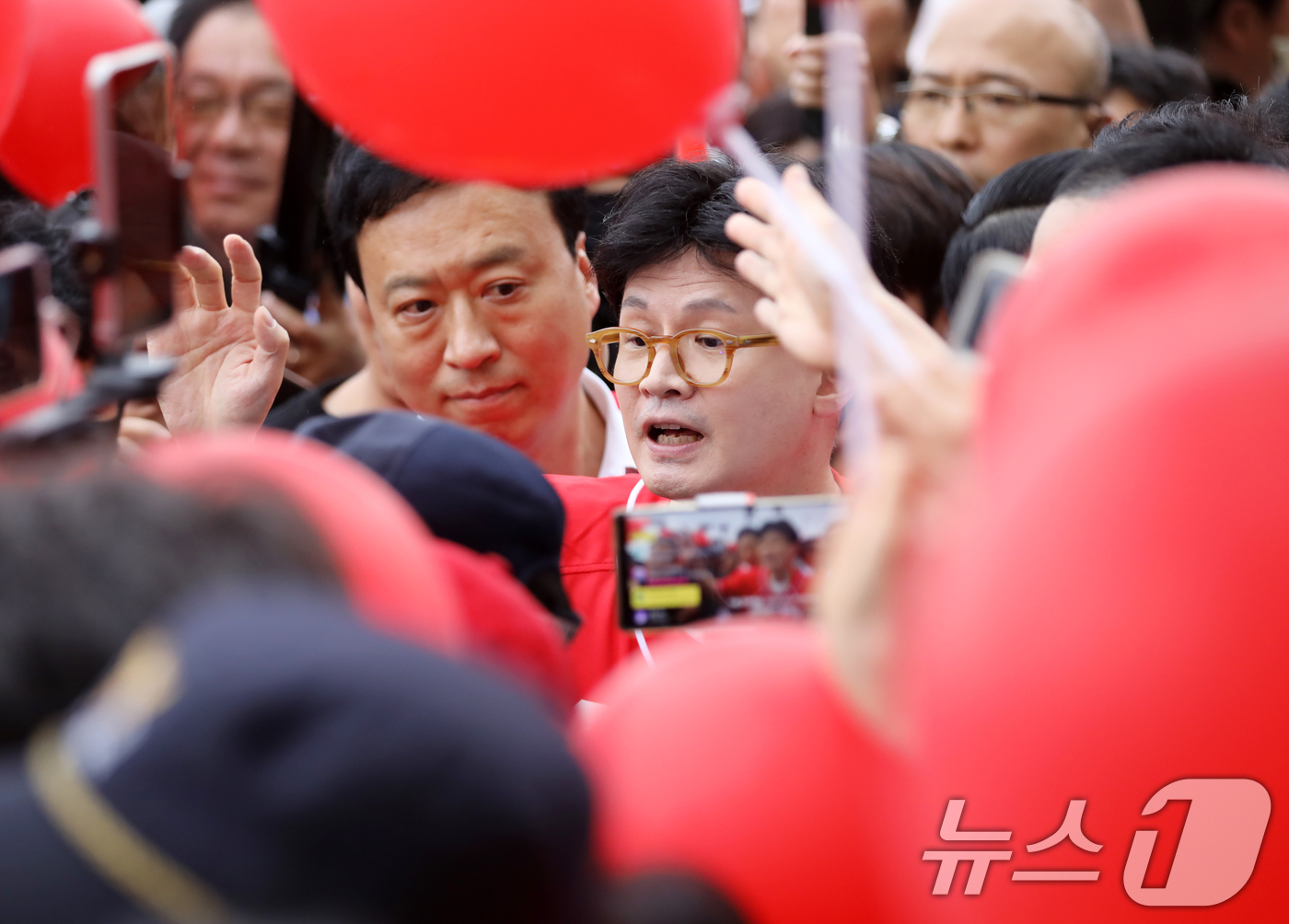 (부산=뉴스1) 윤일지 기자 = 한동훈 전 국민의힘 대표가 20일 오후 부산 수영구 광안리해수욕장에서 김문수 국민의힘 대통령 후보 지원 유세를 하고 있다. 2025.5.20/뉴스1 …