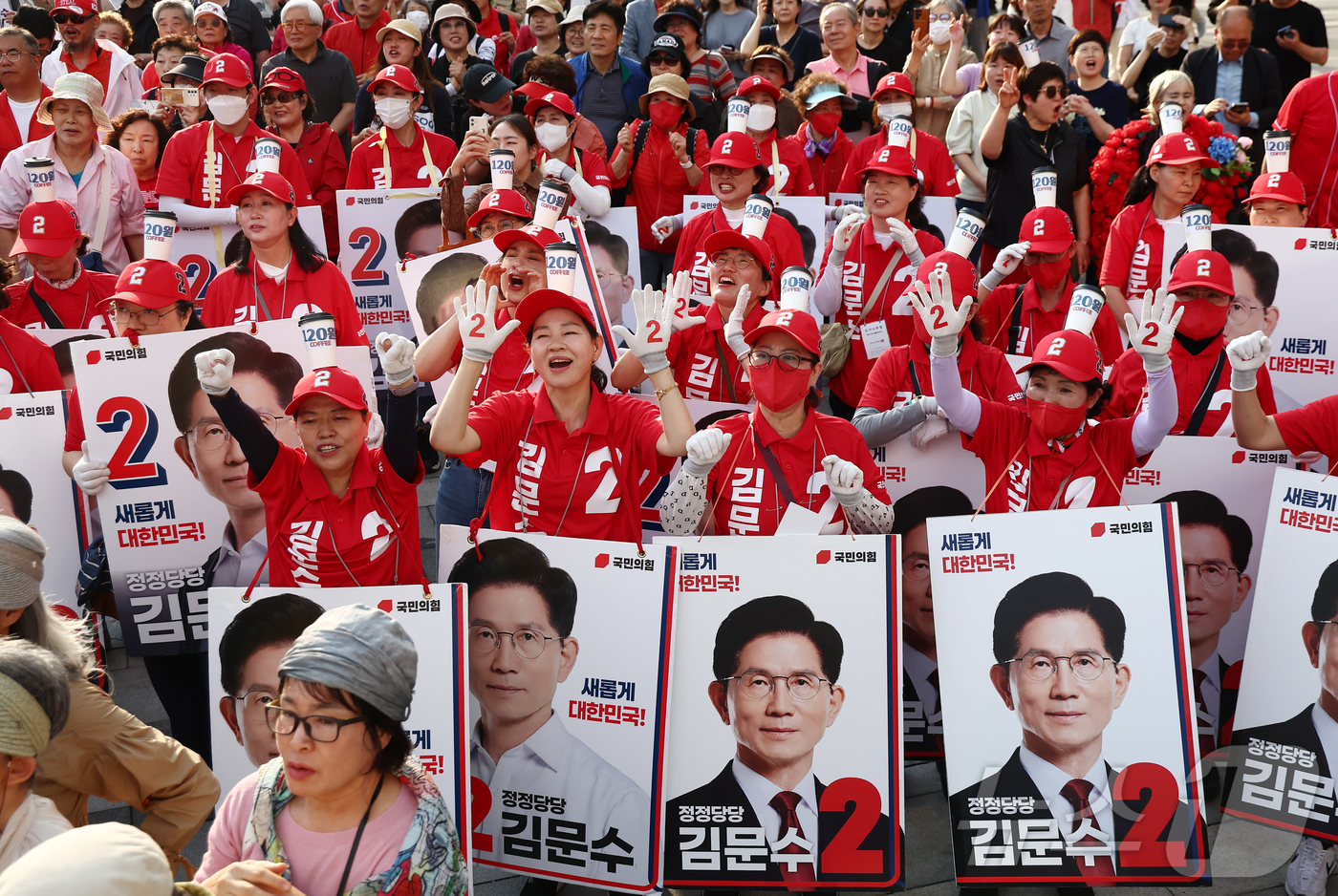 (서울=뉴스1) 김민지 기자 = 김문수 국민의힘 대통령 후보가 20일 경기 하남시 스타필드 하남 앞에서 유세를 하고 있는 가운데 선거운동원들이 응원을 고 있다. 2025.5.20/ …