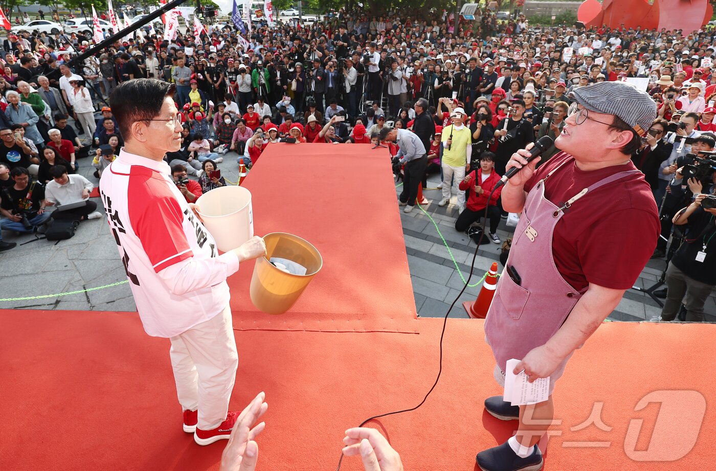 본문 이미지 - 김문수 국민의힘 대통령 후보가 20일 경기 하남시 스타필드 하남 앞에서 열린 유세에서 카페를 운영하는 자영업자의 고충을 듣고 있다. 2025.5.20/뉴스1 ⓒ News1 김민지 기자