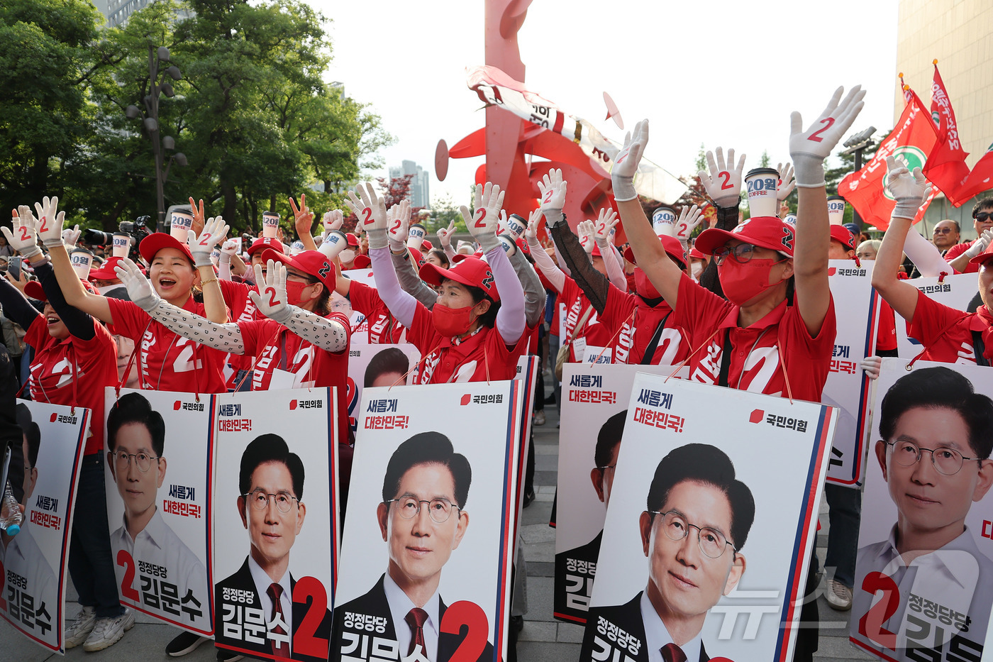 (하남=뉴스1) 김민지 기자 = 김문수 국민의힘 대통령 후보가 20일 경기 하남시 스타필드 하남 앞에서 유세를 하고 있는 가운데 선거운동원들이 응원을 보내고 있다. (공동취재) 2 …