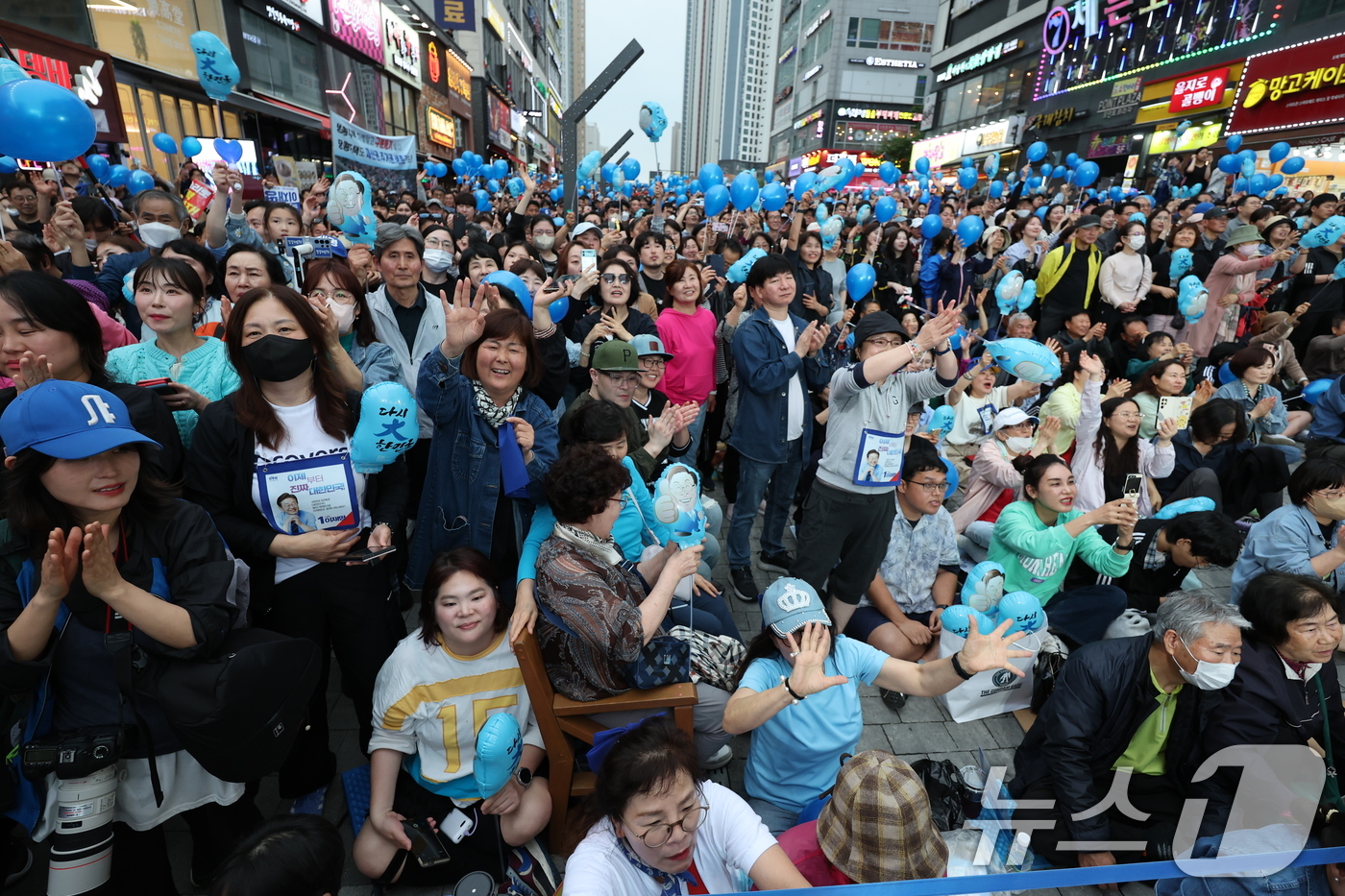 (김포=뉴스1) 안은나 기자 = 20일 오후 경기 김포시 구래역 문화의 거리에서 열린 이재명 더불어민주당 대통령 후보의 유세를 찾은 시민들이 지지를 보내고 있다. 2025.5.20 …