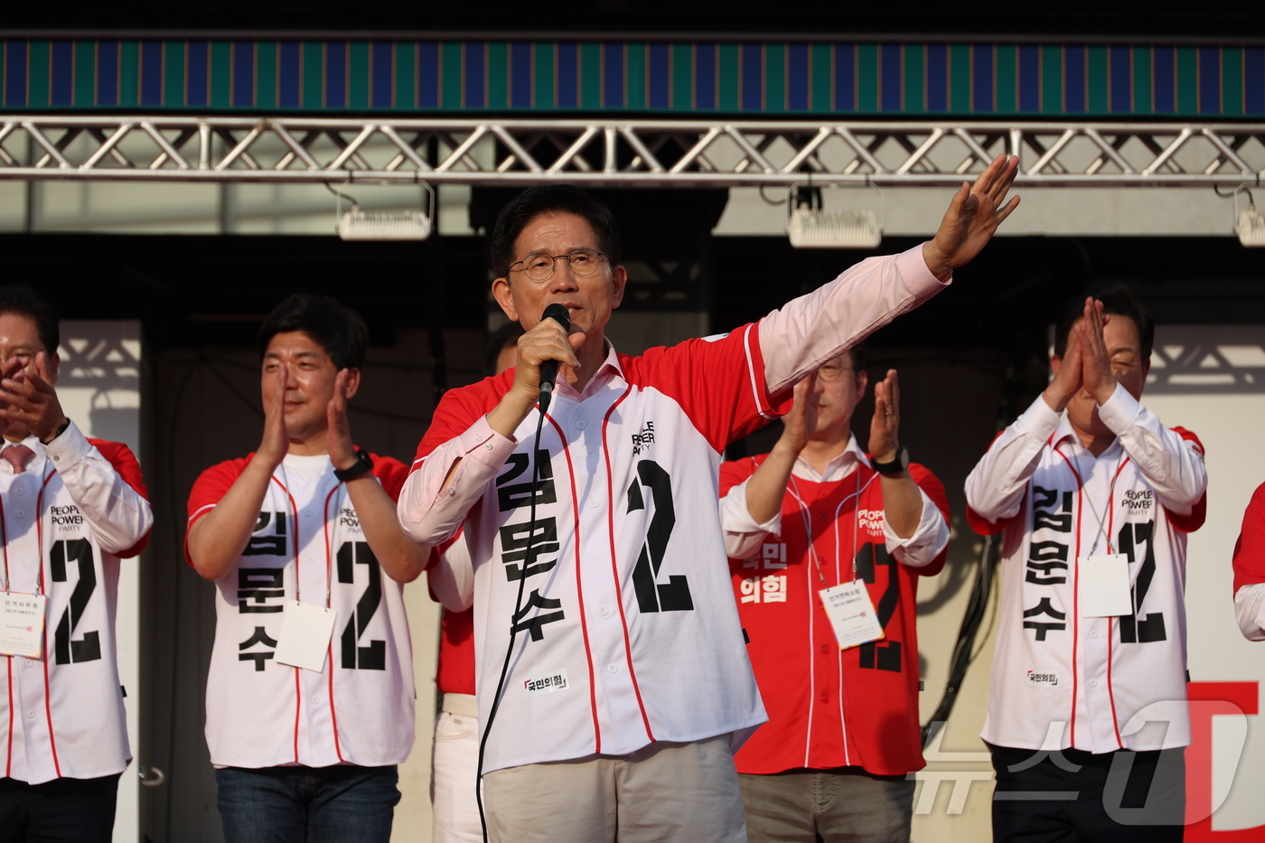 (하남=뉴스1) 김민지 기자 = 김문수 국민의힘 대통령 후보가 20일 경기 하남시 스타필드 하남 앞에서 유세를 하고 있다. (공동취재) 2025.5.20/뉴스1