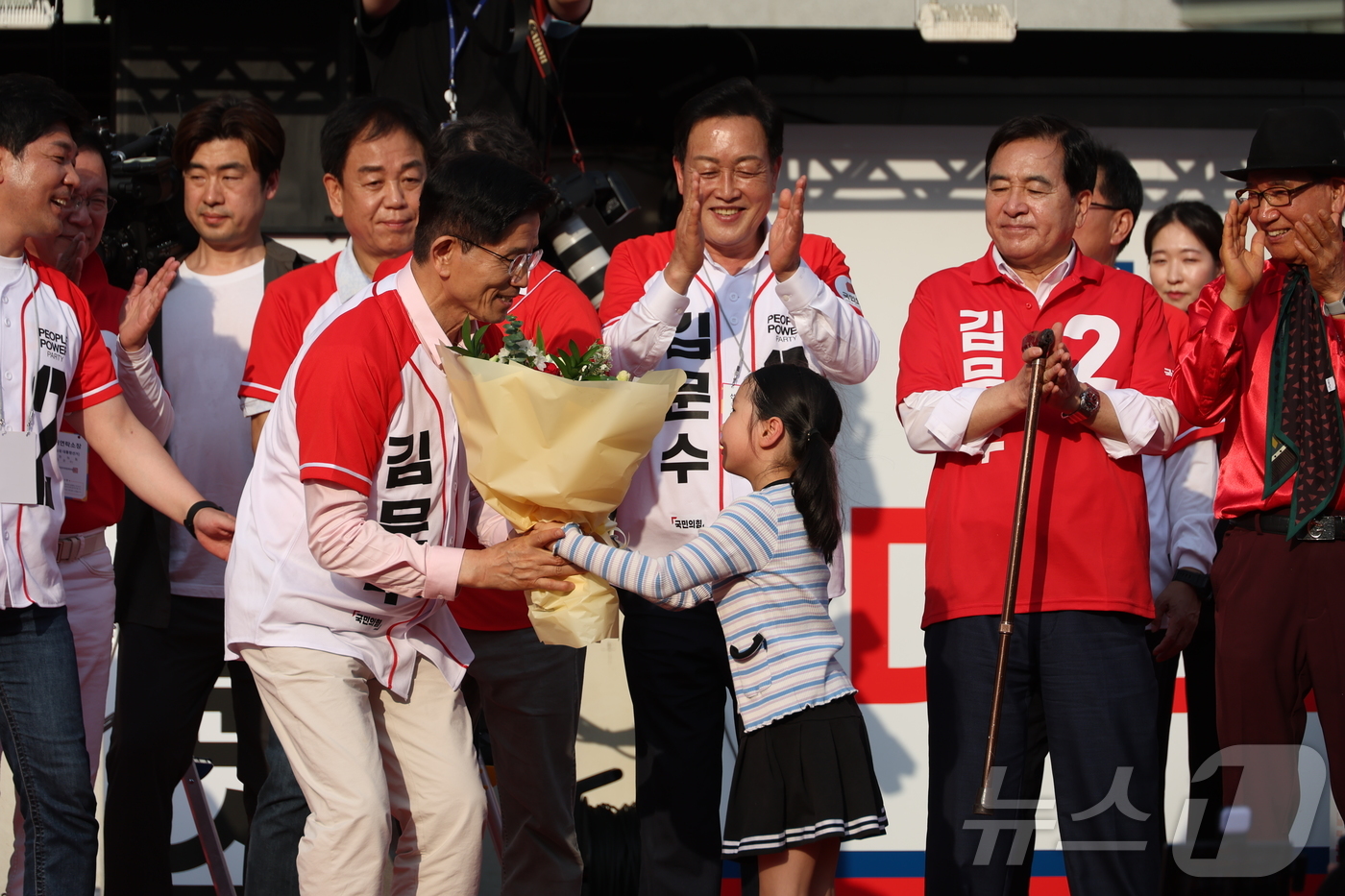 (하남=뉴스1) 김민지 기자 = 김문수 국민의힘 대통령 후보가 20일 경기 하남시 스타필드 하남 앞에서 유세를 하고 있다. (공동취재) 2025.5.20/뉴스1