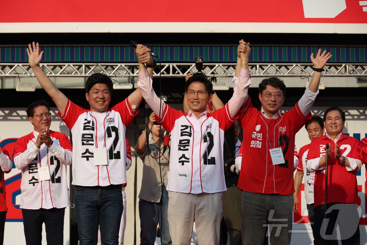 (하남=뉴스1) 김민지 기자 = 김문수 국민의힘 대통령 후보가 20일 경기 하남시 스타필드 하남 앞에서 유세를 하고 있다. (공동취재) 2025.5.20/뉴스1