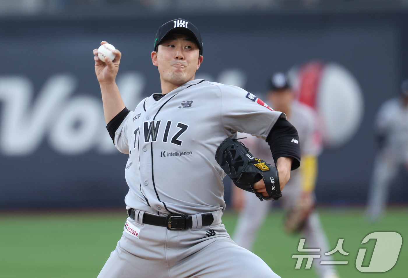 (수원=뉴스1) 박지혜 기자 = 20일 오후 수원KT위즈파크에서 열린 2025 신한 SOL뱅크 KBO리그 KT위즈와 KIA 타이거즈의 경기에서 KT 선발 조이현이 역투하고 있다. …
