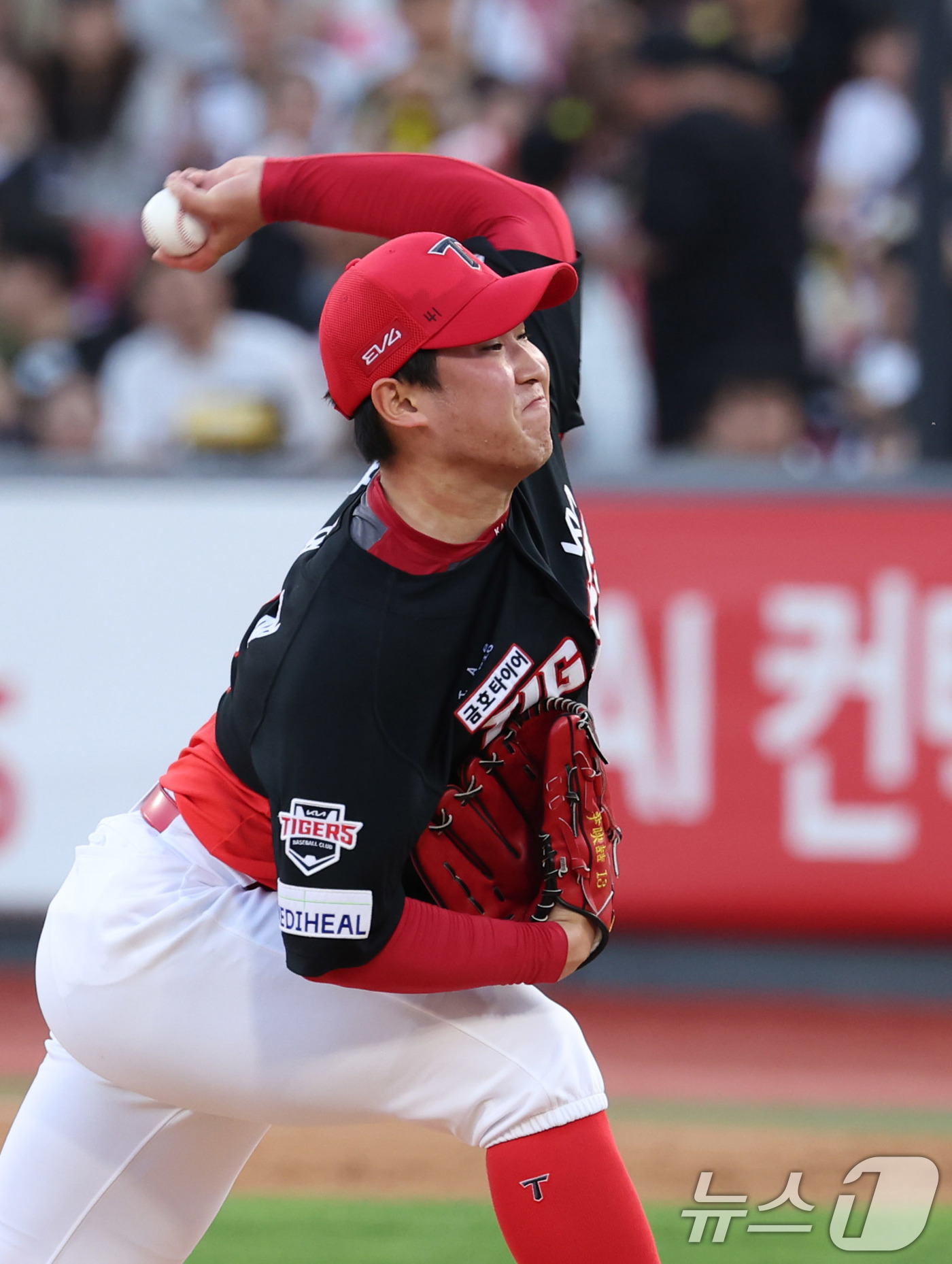 (수원=뉴스1) 박지혜 기자 = 20일 오후 수원KT위즈파크에서 열린 2025 신한 SOL뱅크 KBO리그 KT위즈와 KIA 타이거즈의 경기에서 KIA 선발 윤영철이 역투하고 있다. …