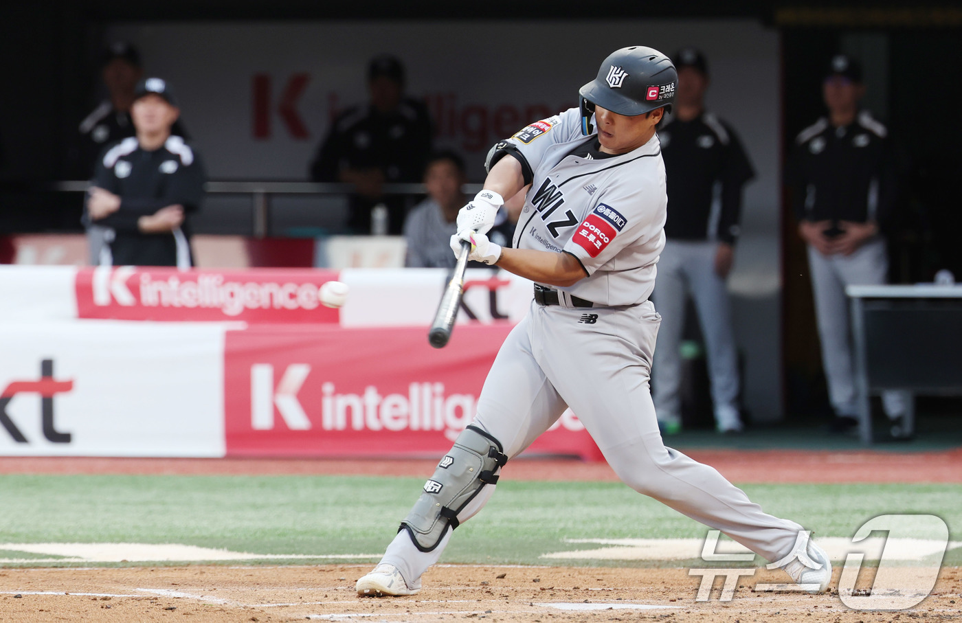 (수원=뉴스1) 박지혜 기자 = 20일 오후 수원KT위즈파크에서 열린 2025 신한 SOL뱅크 KBO리그 KT위즈와 KIA 타이거즈의 경기에서 KT 강백호가 1회말 2사 1,3루 …