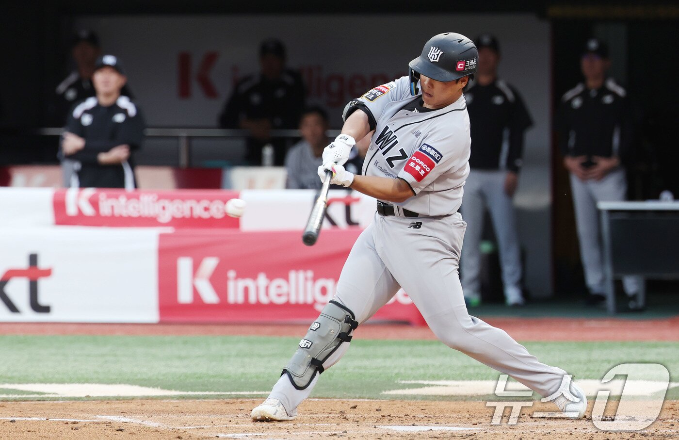 본문 이미지 - 20일 오후 수원KT위즈파크에서 열린 2025 신한 SOL뱅크 KBO리그 KT위즈와 KIA 타이거즈의 경기에서 KT 강백호가 1회말 2사 1,3루 상황 1타점 적시타를 날리고 있다. 2025.5.20/뉴스1 ⓒ News1 박지혜 기자