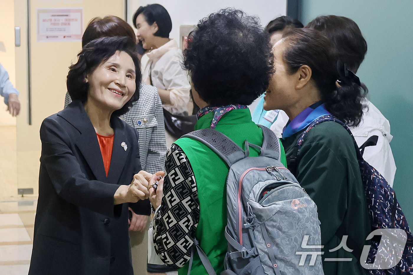 (서울=뉴스1) 민경석 기자 = 김문수 국민의힘 대통령 후보의 배우자 설난영 여사가 20일 서울 강남구 팁스타운S2 트라팔가 광장에서 열린 여성 벤처기업인들과 간담회에 참석해 인사 …