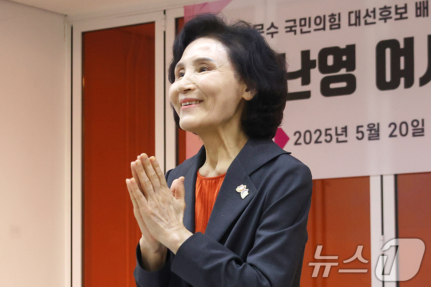 (서울=뉴스1) 민경석 기자 = 김문수 국민의힘 대통령 후보의 배우자 설난영 여사가 20일 서울 강남구 팁스타운S2 트라팔가 광장에서 여성 벤처기업인들과 간담회를 갖고 있다.(국민 …