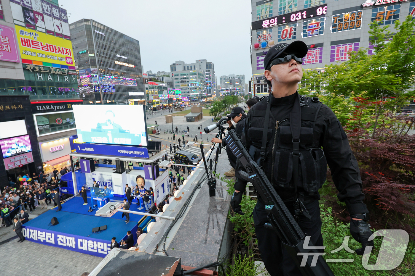 (김포=뉴스1) 안은나 기자 = 경찰특공대가 20일 오후 경기 김포시 구래역 문화의 거리에서 이재명 더불어민주당 대통령 후보 유세장 주변을 경계하고 있다. 2025.5.20/뉴스1 …