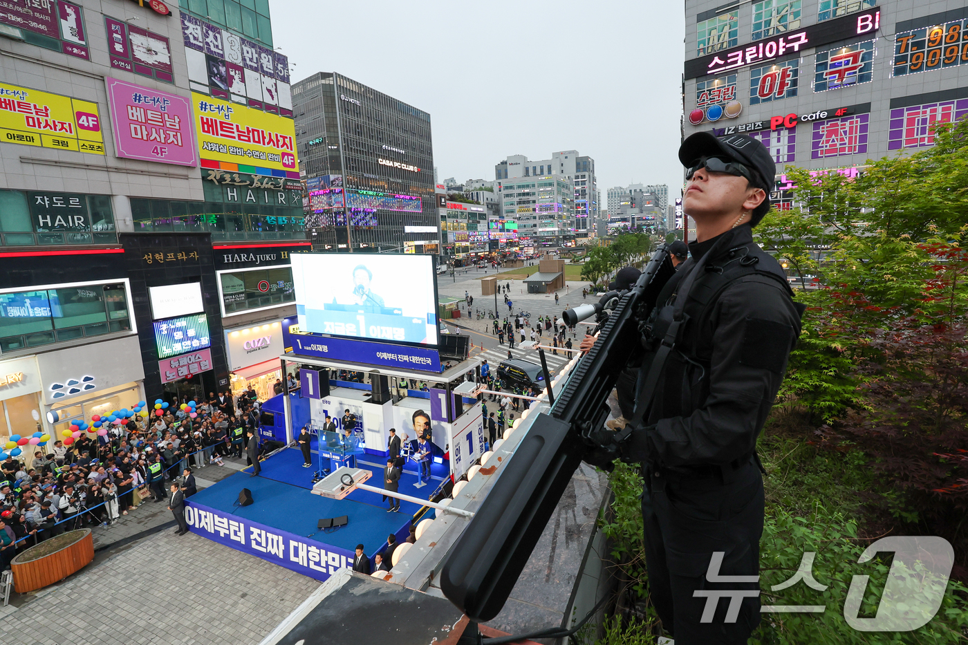 (김포=뉴스1) 안은나 기자 = 경찰특공대가 20일 오후 경기 김포시 구래역 문화의 거리에서 이재명 더불어민주당 대통령 후보 유세장 주변을 경계하고 있다. 2025.5.20/뉴스1 …