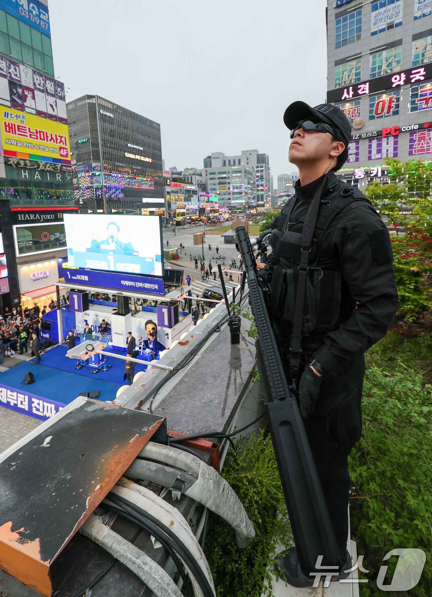 (김포=뉴스1) 안은나 기자 = 경찰특공대가 20일 오후 경기 김포시 구래역 문화의 거리에서 이재명 더불어민주당 대통령 후보 유세장 주변을 경계하고 있다. 2025.5.20/뉴스1 …