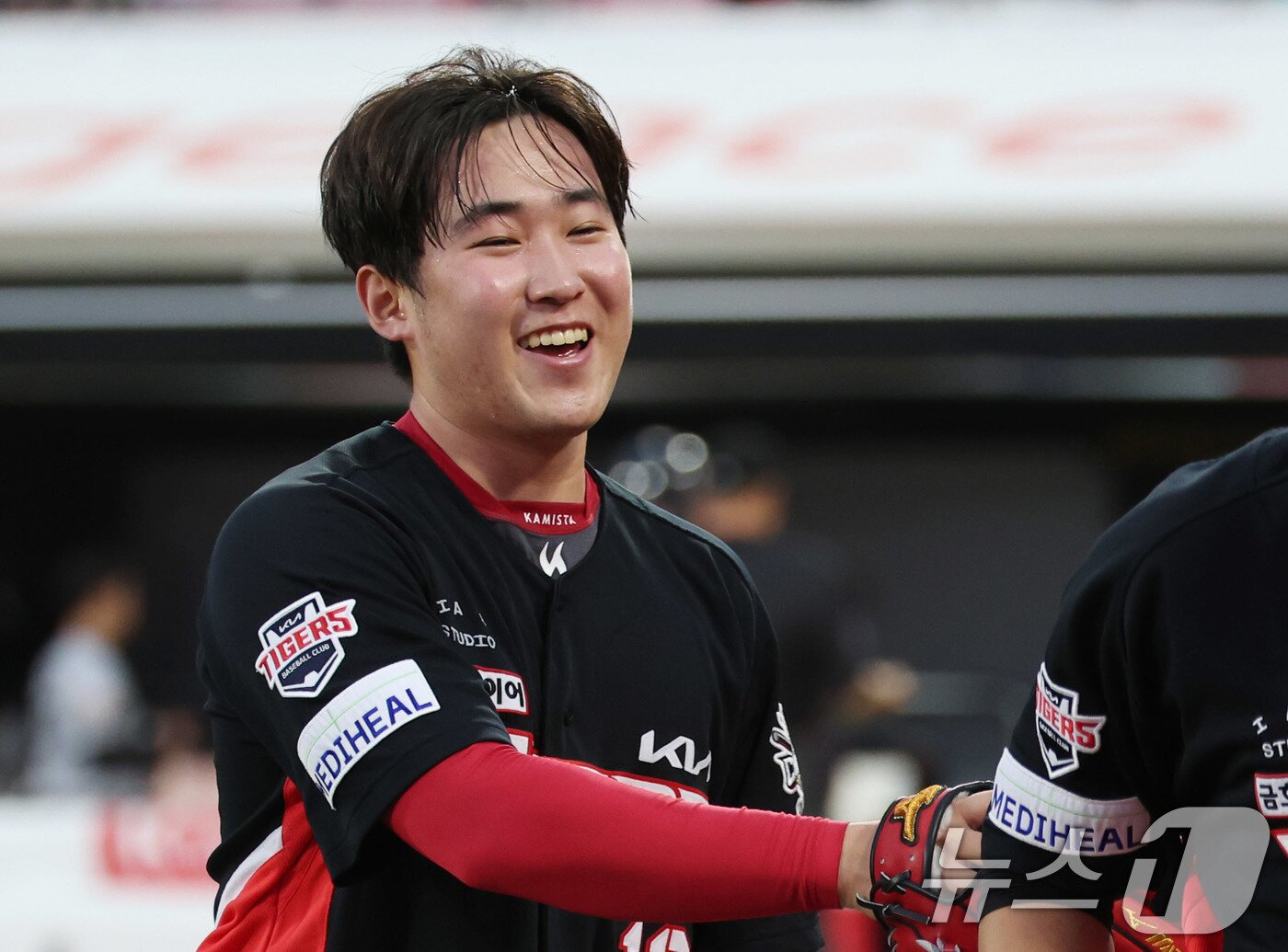 본문 이미지 - 20일 오후 수원KT위즈파크에서 열린 2025 신한 SOL뱅크 KBO리그 KT위즈와 KIA 타이거즈의 경기에서 3회말 이닝을 마친 KIA 윤영철이 미소를 지으며 더그아웃으로 들어서고 있다. 2025.5.20/뉴스1 ⓒ News1 박지혜 기자