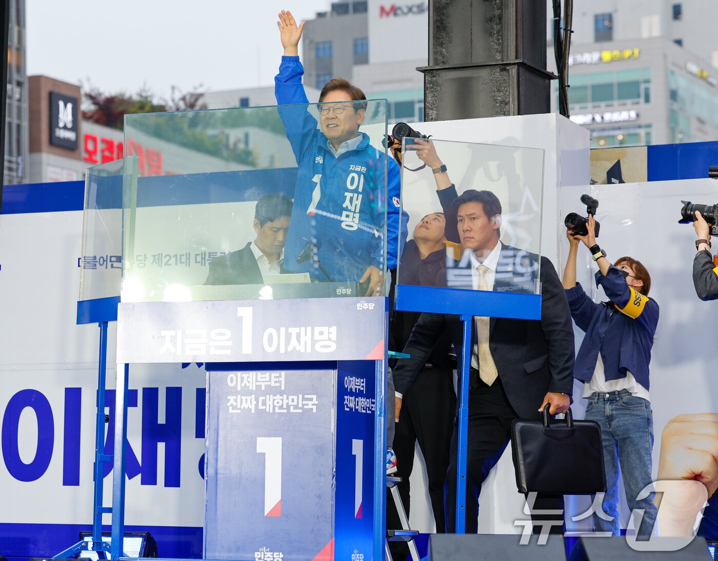 본문 이미지 - 이재명 더불어민주당 대통령 후보가 수도권 표심잡기에 나선 20일 오후 경기 김포시 구래역 문화의 거리에서 유세에 앞서 멀리 있는 시민들을 위해 사다리를 딛고 서서 인사하고 있다. 2025.5.20/뉴스1 ⓒ News1 안은나 기자