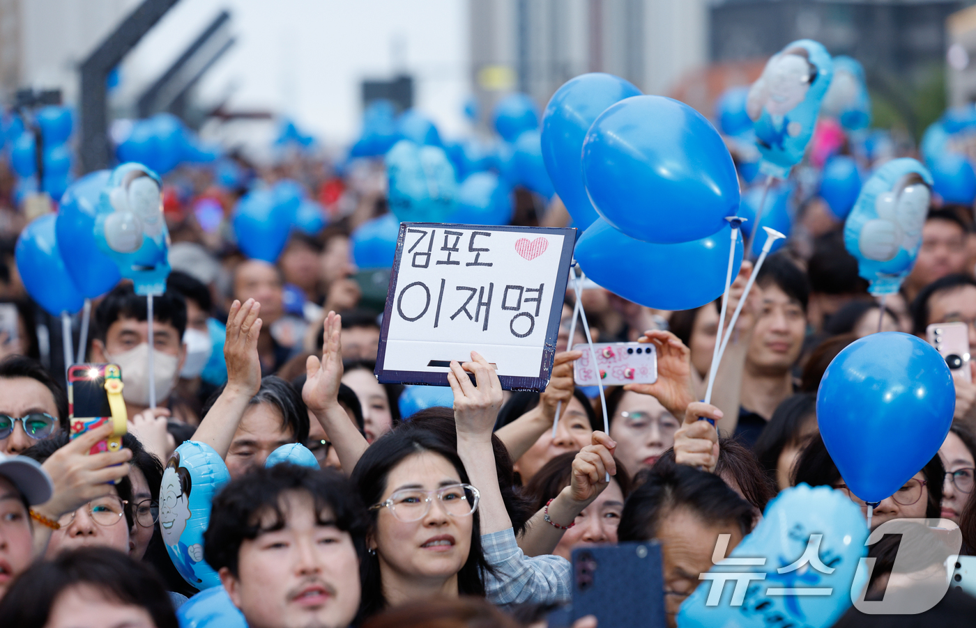 (김포=뉴스1) 안은나 기자 = 이재명 더불어민주당 대통령 후보가 수도권 표심잡기에 나선 20일 오후 경기 김포시 구래역 문화의 거리에서 지지를 호소하는 가운데 한 시민이 '김포도 …