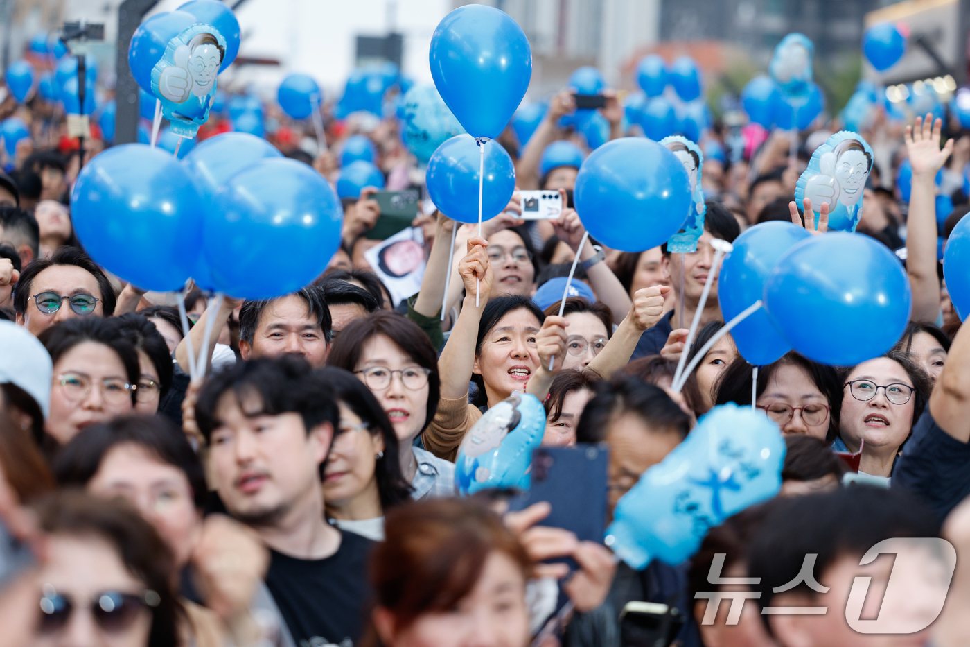 (김포=뉴스1) 안은나 기자 = 이재명 더불어민주당 대통령 후보가 수도권 표심잡기에 나선 20일 오후 경기 김포시 구래역 문화의 거리에서 지지를 호소하는 가운데 시민들이 파란 풍선 …